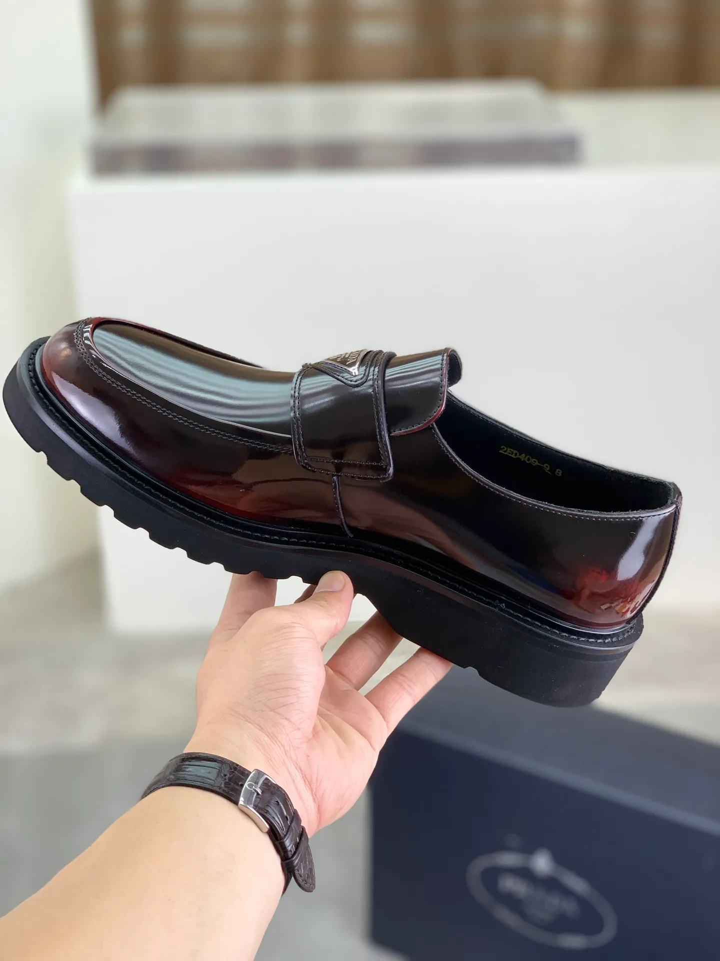 Factory price P860 💰Original quality, top version🔱 ＰＲＡＤＡPrada. Men's business casual leather shoes, top-quality leather shoes. 1:1 shipment ⬆️Luxurious and noble 👞All imported original color-rubbed edge beads, just to create a more comfortable wearing experience. Upper: Original comfortable open-edge bead rubbed color calfskin ➕Top imported water-dyed full cow lining, original lightweight and comfortable TPU foam combination bottom ✔️Code number: 39-45 (38.46 47 can be customized)